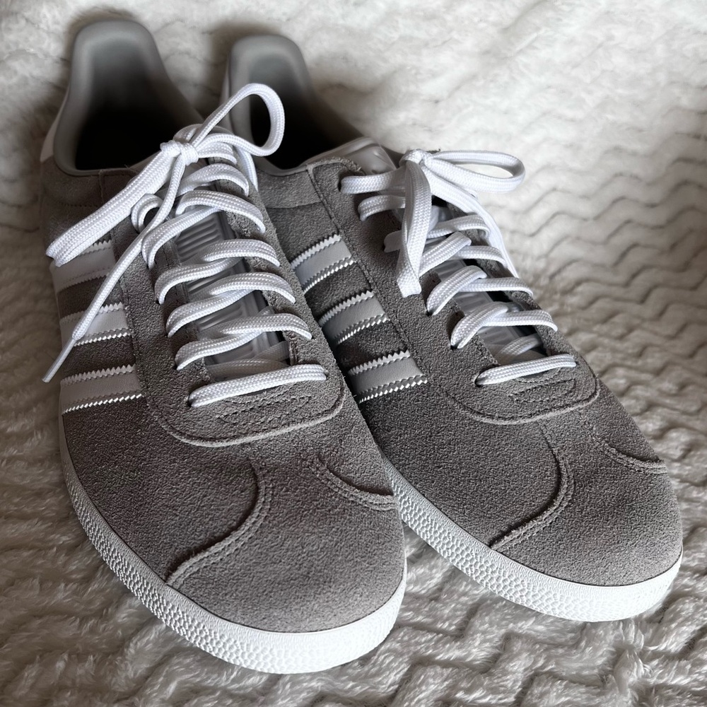 NWOB ADIDAS Gazelle Suede Shoe, Gray/White, 11